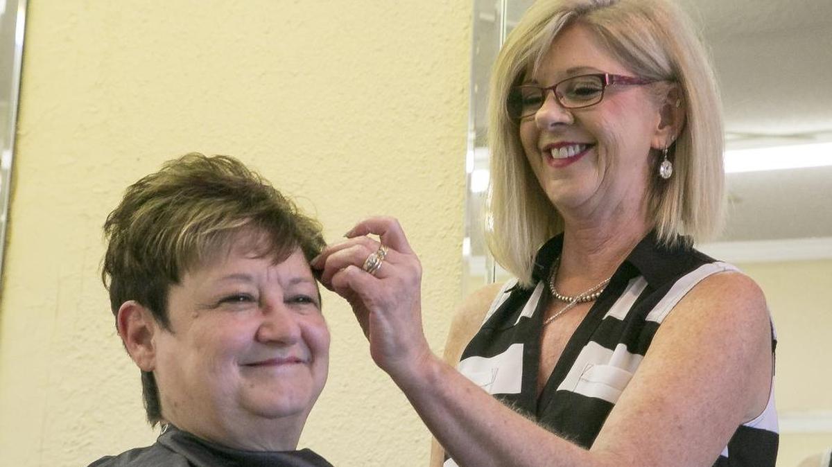 
Cosmetologist and salon owner Tami Floyd-Fogleman receives National Sunrise Award for American Cancer Society volunteer work helping women with cancer through the Look Good Feel Better (LGFB) program. 
