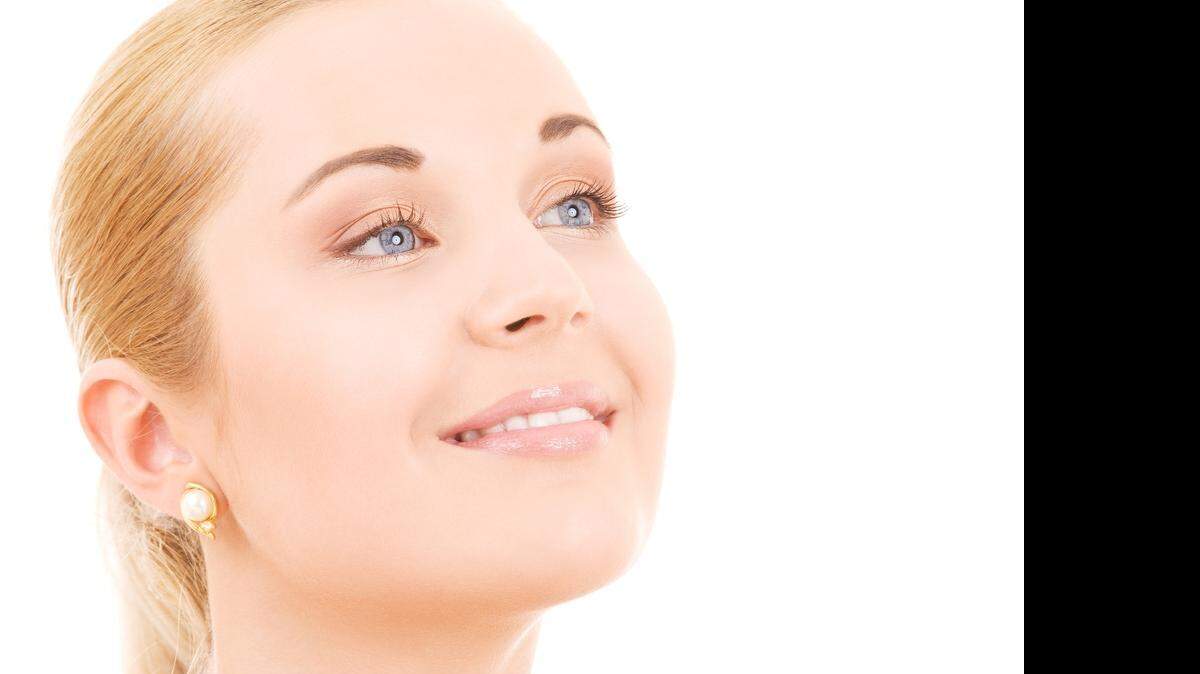 
The nude smoky eye is a really simple look that’s great to master. It’s fit for the office, and isn’t a heavy make-up look for spring. 
