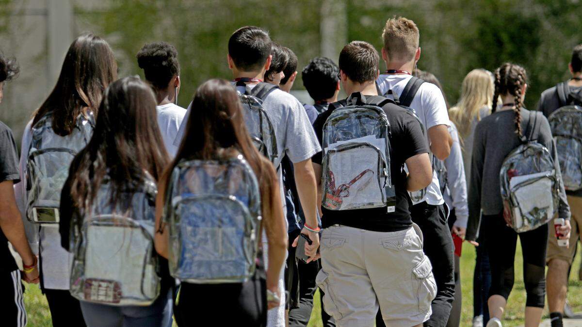 Horry County Schools has required its students for the 2024-2025 school year to use clear backpacks. It’s part of the district’s security upgrades to help prevent weapons in the schools. (John McCall/Sun Sentinel/TNS)