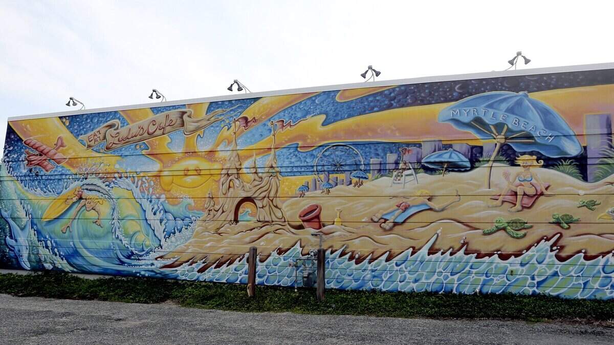 Lulu’s Cafe northern wall features art off Ocean Boulevard in Myrtle Beach on Monday, Sept. 21, 2015.