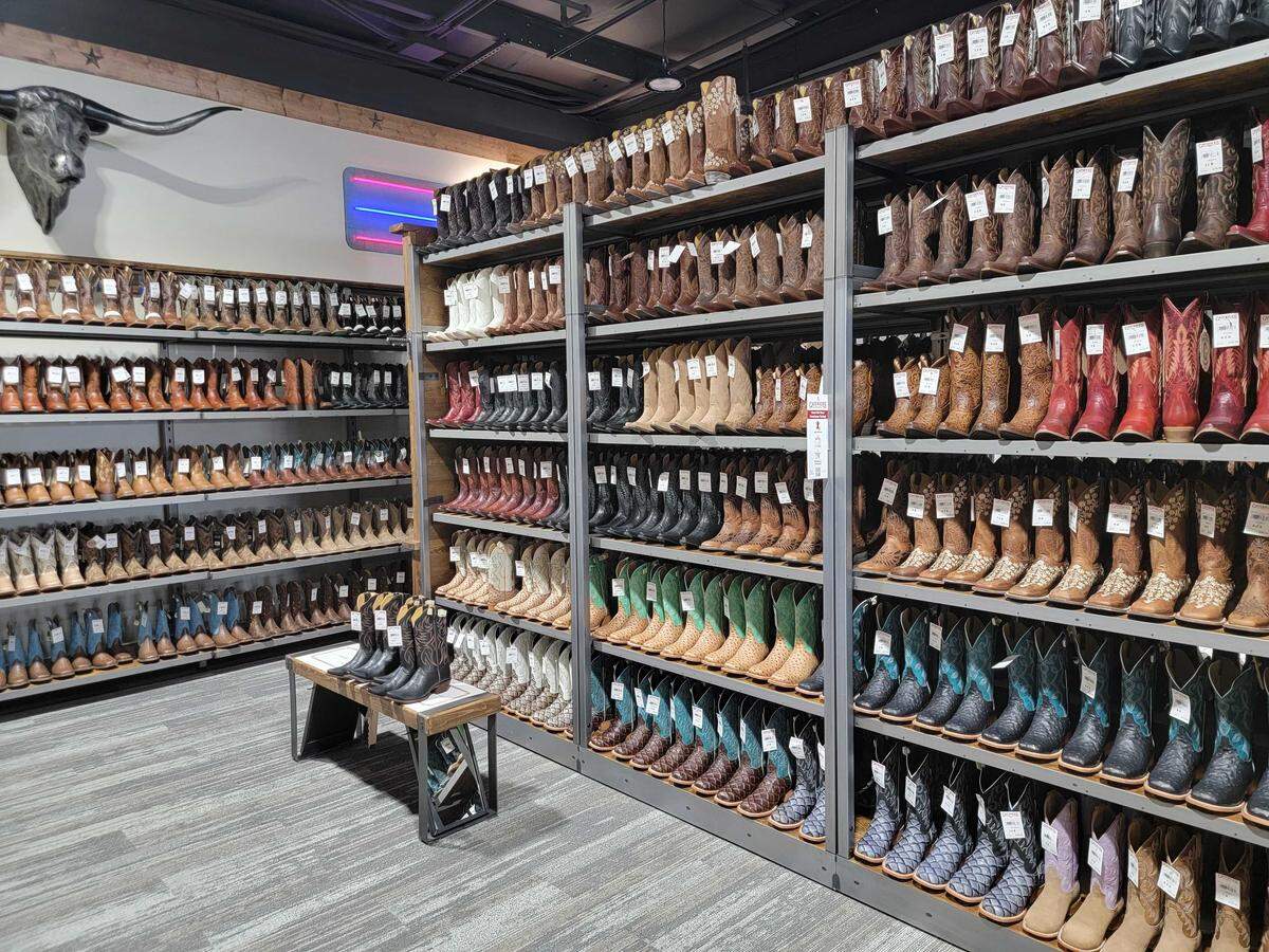 Cavender’s offers thousands of boot options with free fittings and stretchings.