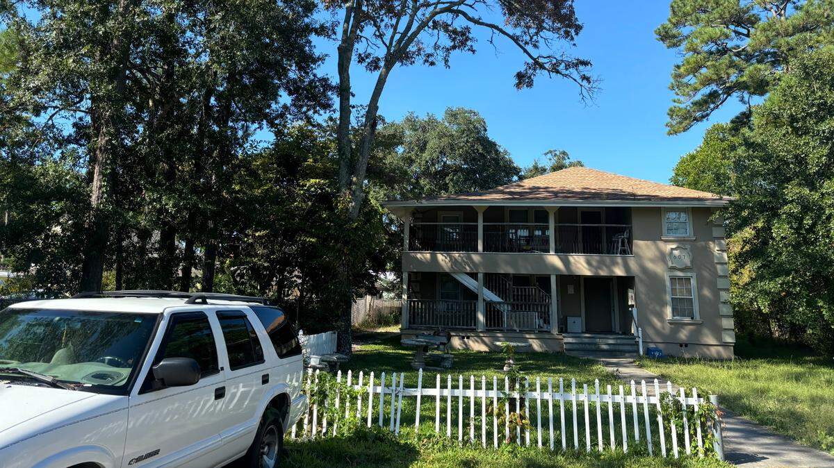 The apartment building located at 607 1st Ave. Myrtle Beach, SC. Penni Whiteside’s remains were found buried in the backyard after she had been missing for over two years. Her boyfriend was arrested for murder.