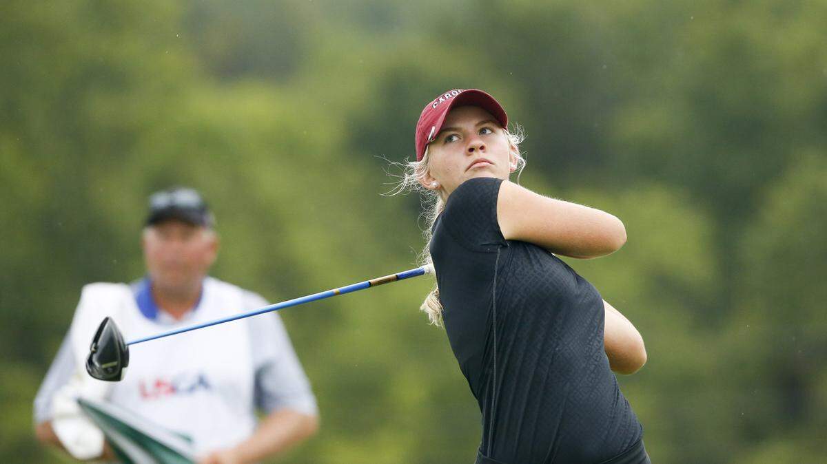 Smith Knaffle watches competes in the 2017 U.S. Girls’ Junior at Boone Valley Golf Club in Augusta, Mo.