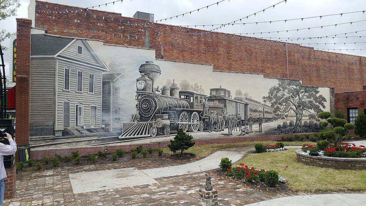 Tommy Simpson was commissioned to paint the 19th century locomotive train nicknamed the “Shoo Fly,” in Conway, S.C. Photo courtesy Tommy Simpson.