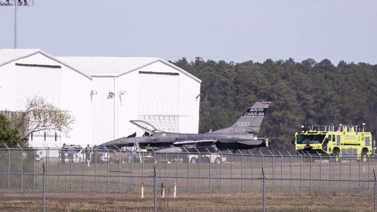 An F-16 made an emergency landing at Myrtle Beach International Airport on Thursday. Mar 14, 2019.