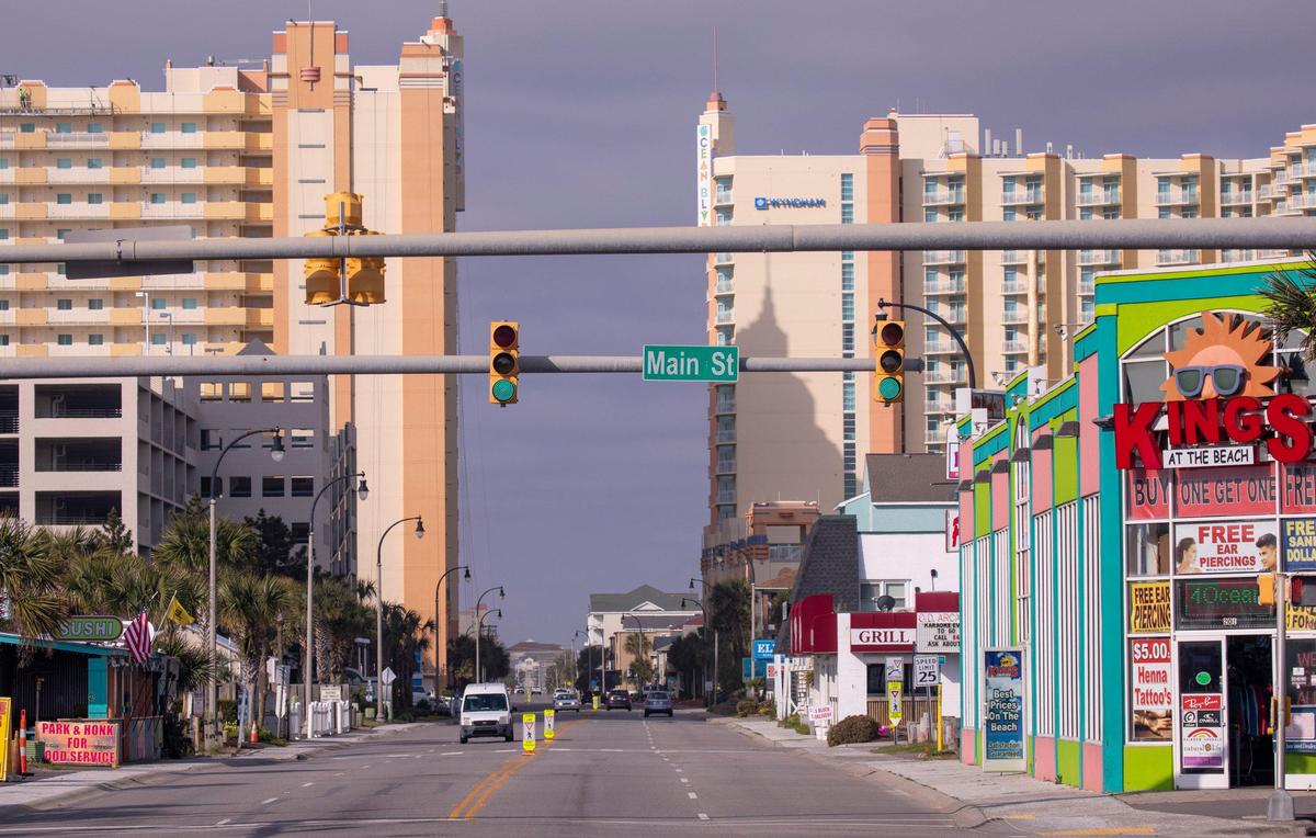 North Myrtle Beach’s Ocean Boulevard looking south south from Main Street. The tourism industry along the Grand Strand is was largely closed this weekend as area municipalities passed ordinances shuttering hotels and amusements. March 26, 2020.