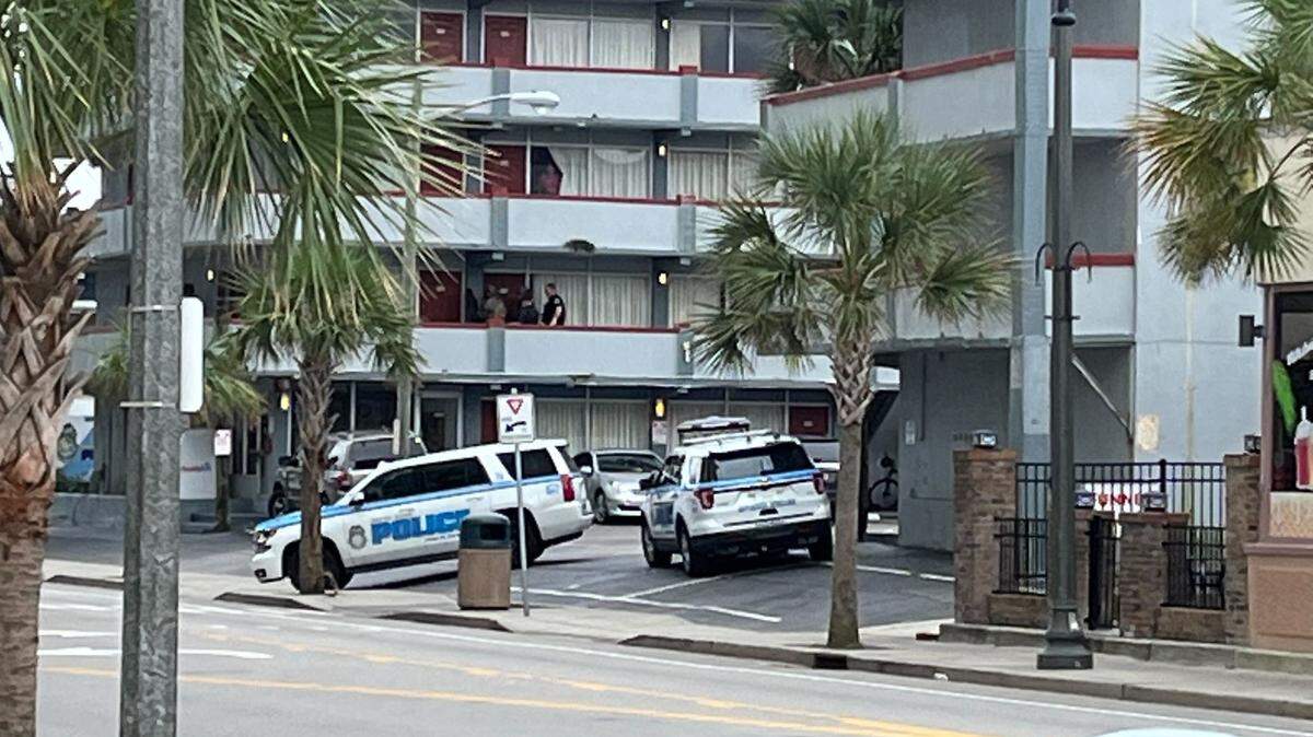 Myrtle Beach police officers are negotiate with a person who barricaded themselves at the Happy Holiday motel on 507 North Ocean Boulevard in this Sun News file photo.