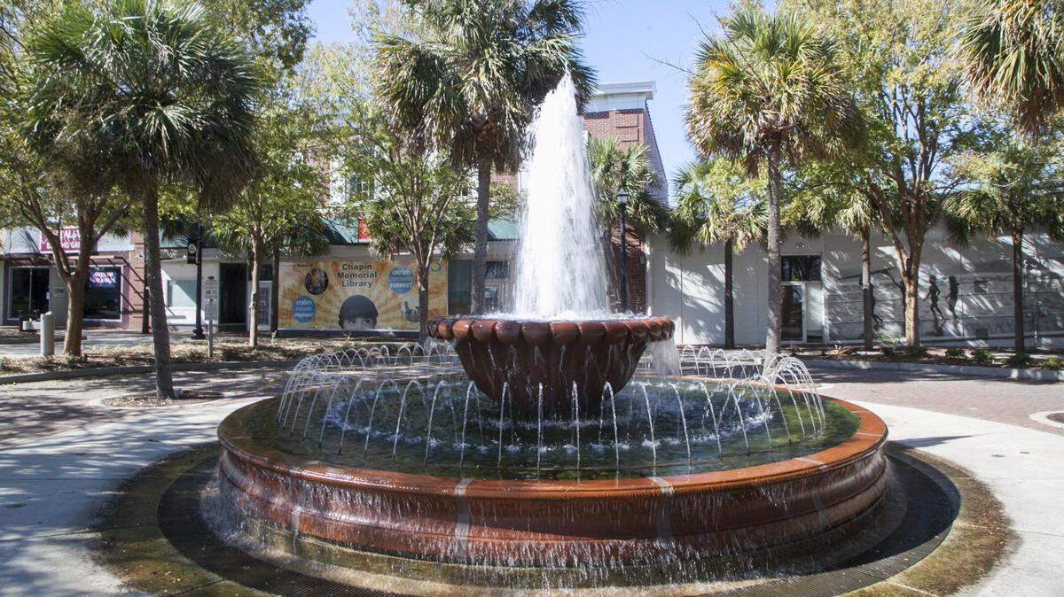 Fountain at Nance’s Plaza fronts the area known as the Myrtle Beach “superblock.” November 1, 2017.