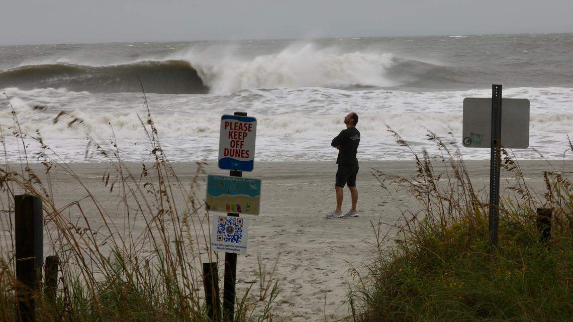 Wind and waves start lashing North Myrtle Beach as people flock to the beach to take in the storm. JASON LEE / SUN NEWS