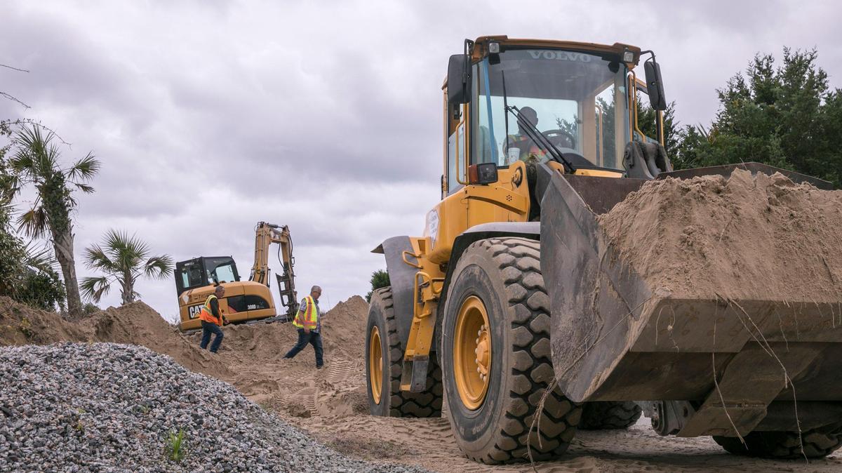 Contractors work to expand beach parking in North Myrtle Beach on twelve parking lots from 6th Avenue North to 18th Avenue North at Ocean Boulevard. Apr 08, 2019.