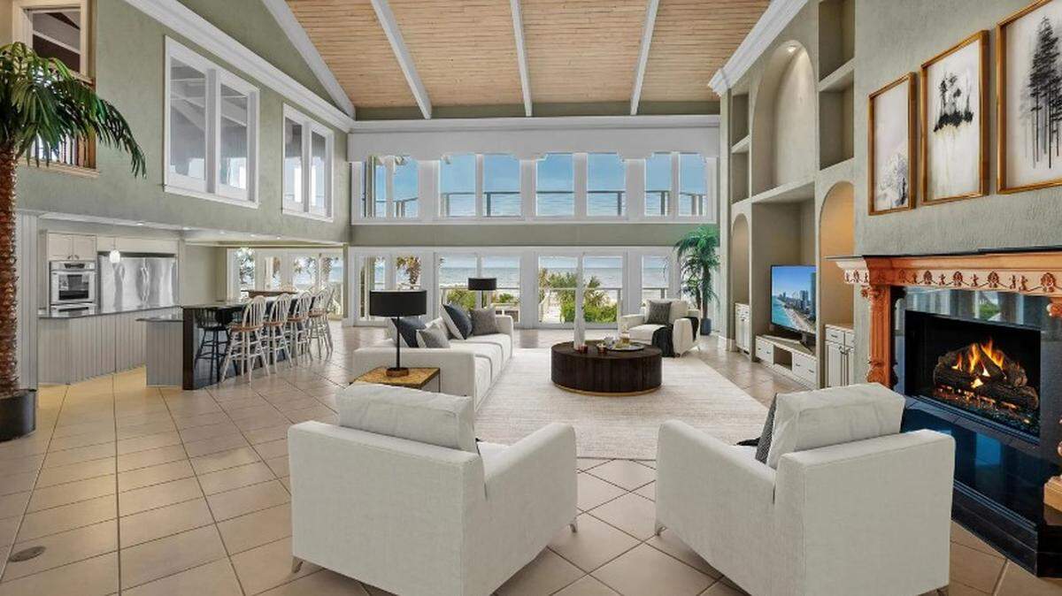 Located on Beach Drive, a quiet and private street along the Golden Mile is spacious with floor-to-ceiling windows.