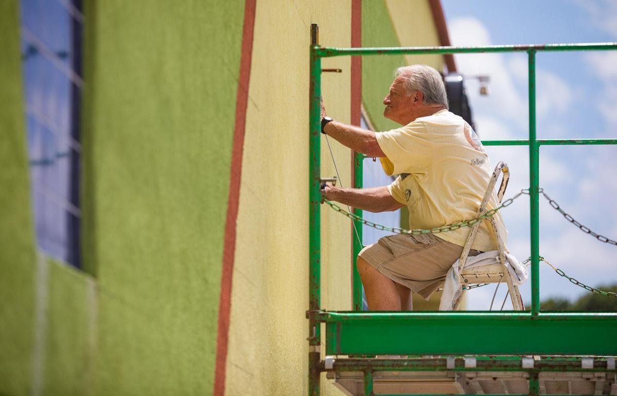 Rick Forest of Little River sketches out a mural on the side wall of Gordo’s Tacos & Tequila Monday afternoon in Myrtle Beach.