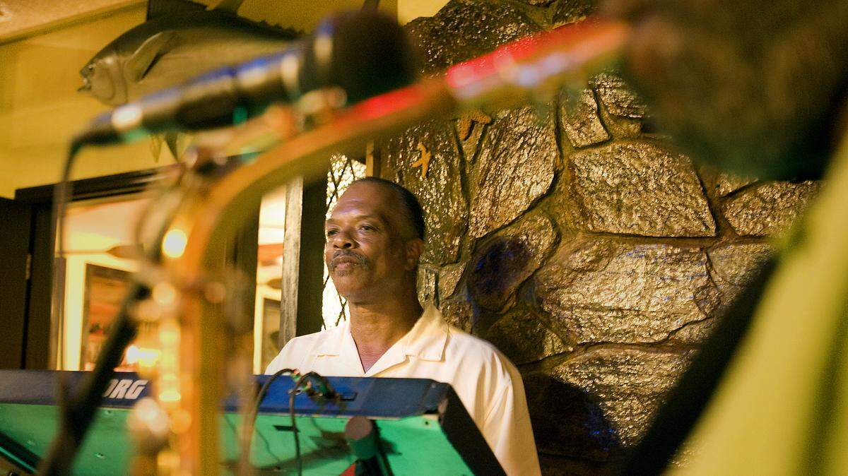 Herbert Riley (left) and Tamir Mubarak play as diners pass at Restaurant Row’s Giant Crab on Wednesday, June 29, 2011. Riley is the former chairman of the Horry County Planning Commission.