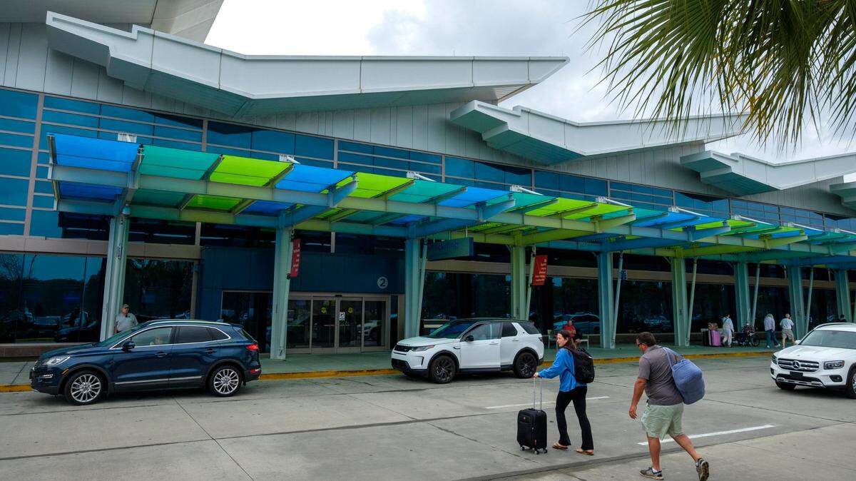 Travelers at Myrtle Beach International Airport terminal. TSN File. March 09, 2022. 