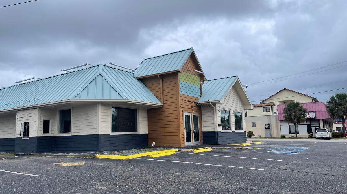 The only Captain D’s location in Myrtle Beach has closed its doors. The restaurant now sits empty on South Kings Highway with all of its signage removed.