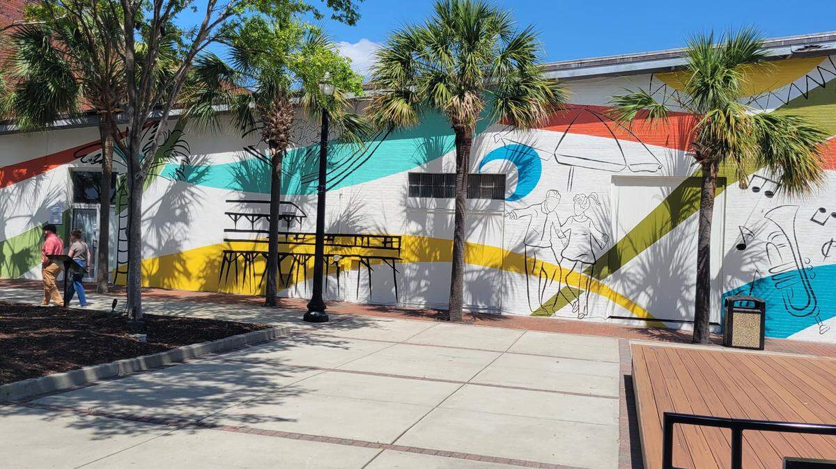 A new mural depicting some of Myrtle Beach’s most distinctive elements was formally dedicated at Nance Plaza on May 31, 2022.