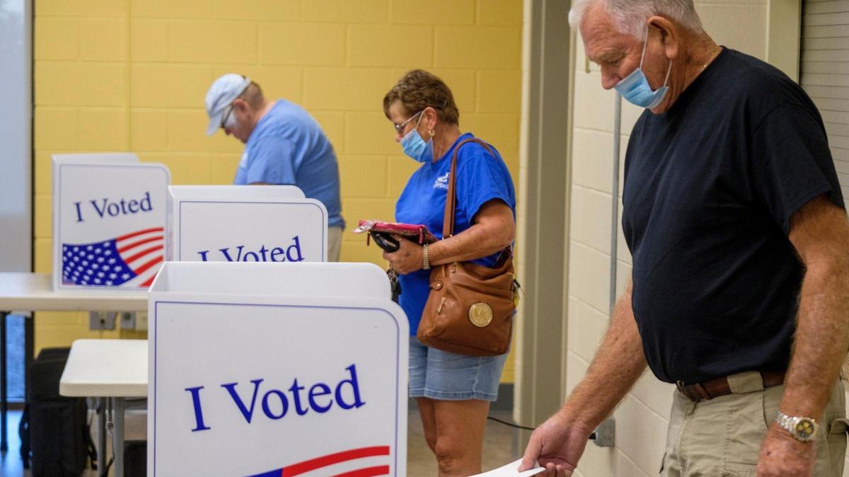 Residents of North Myrtle Beach vote at the J. Bryan Floyd Community Center, Crescent Beach Precinct on Tuesday. North Myrtle Beach visited their polling places on Tuesday to vote for their Mayor and city council candidates. Nov. 2, 2021.