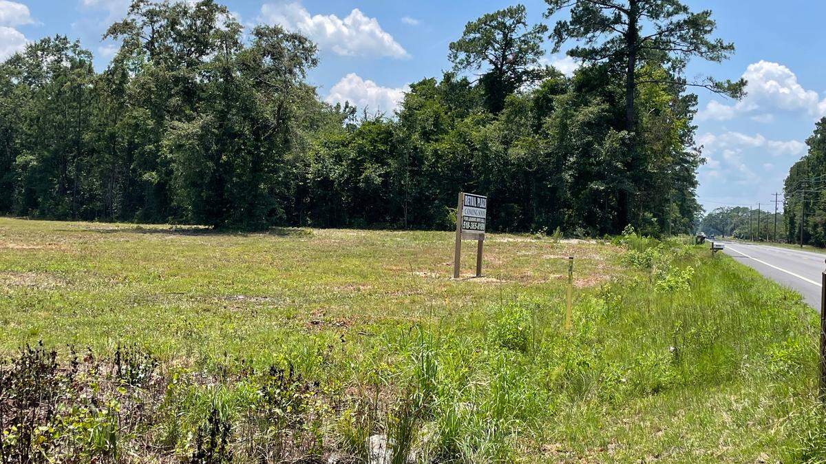 A new retail plaza will be built along S.C. 90 in the Conway area. The 12,000-square-foot plaza will support eight units on 2 acres of land near Old Reaves Ferry Road.