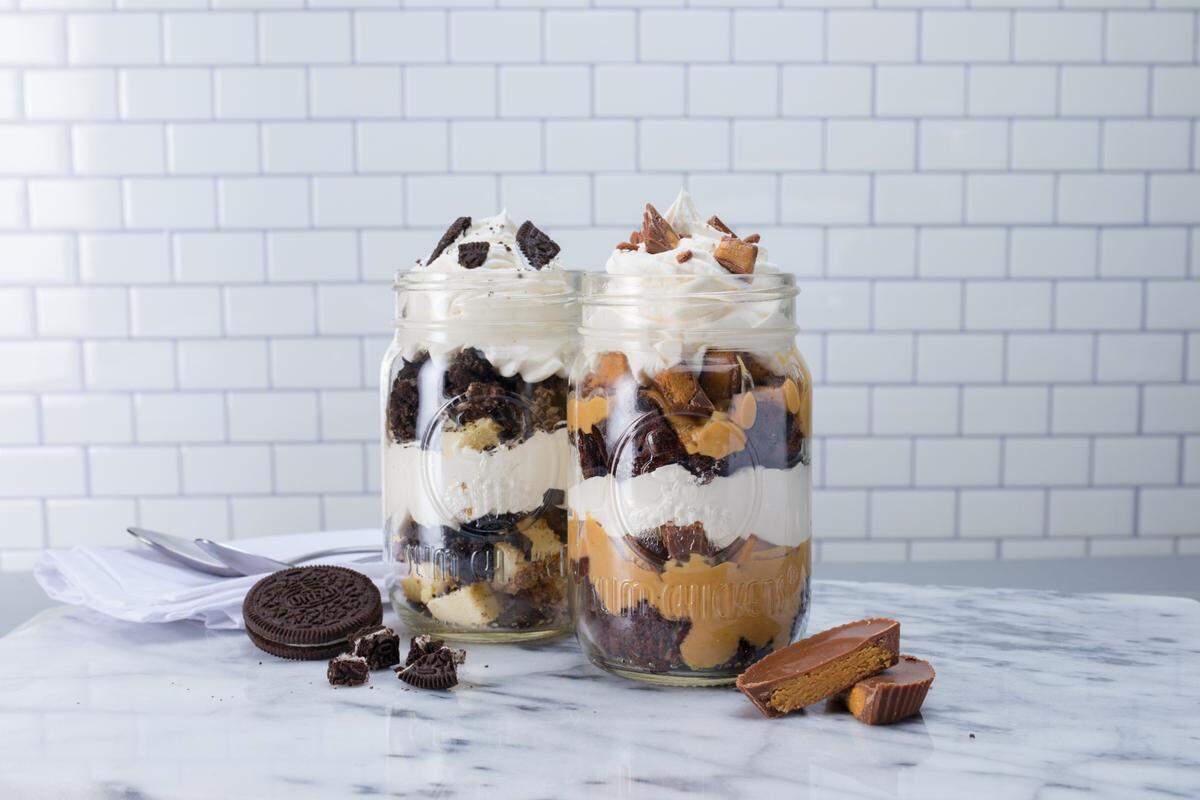 Slim Chickens serves some desserts in mason jars.