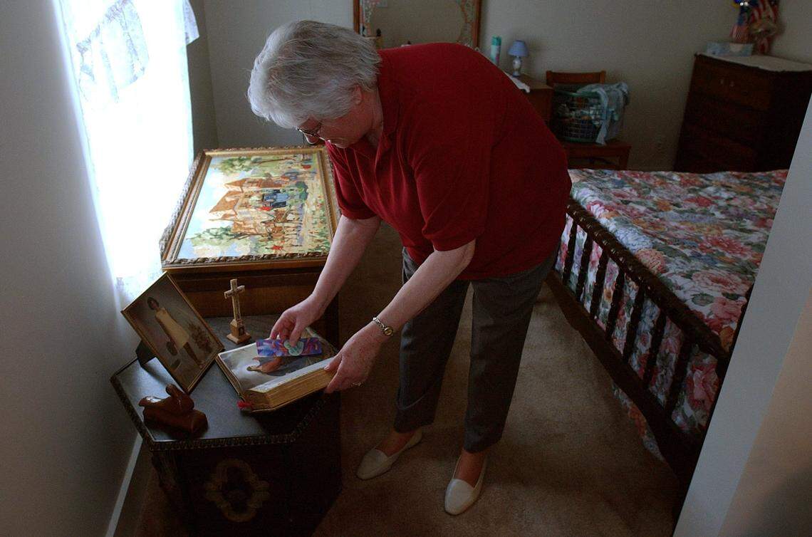 Vivian Ghent looks through the family Bible in Lancaster, South Carolina for photographs and articles on her son, Gerald Ghent, who is in prison for selling OxyContin he received at a Myrtle Beach pain clinic. Photo taken April 9, 2002.