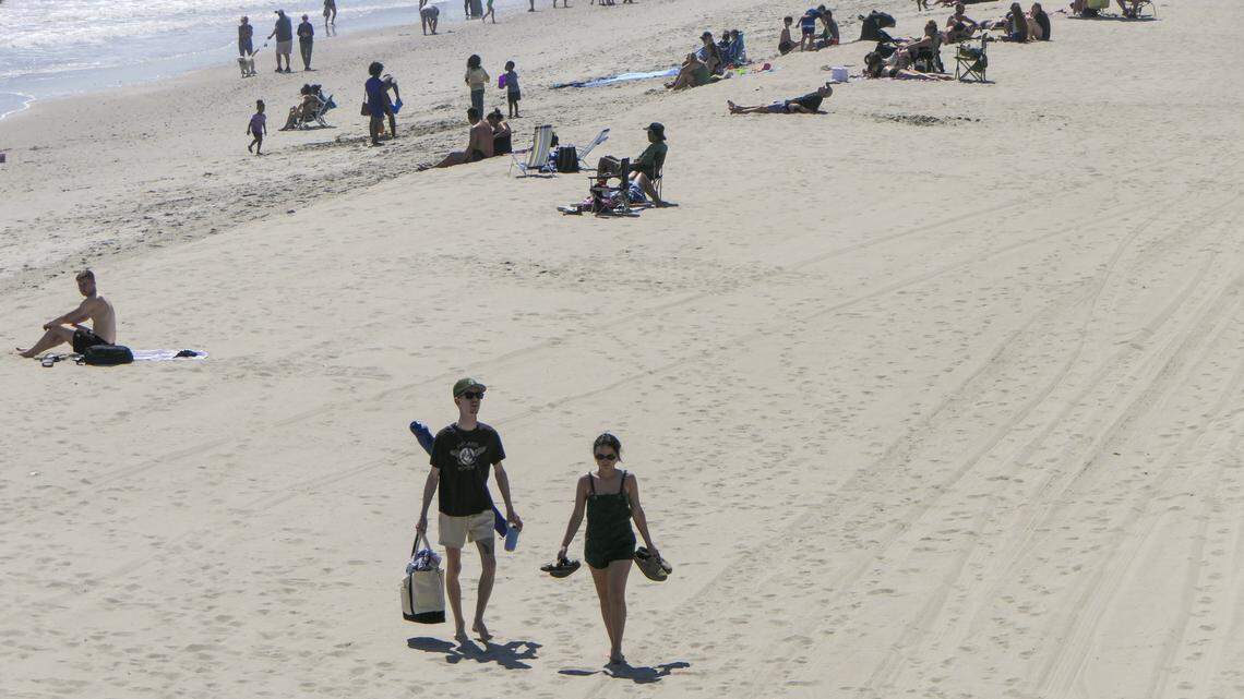 Beach weather hits early in Myrtle Beach area. How long will hot temps last?