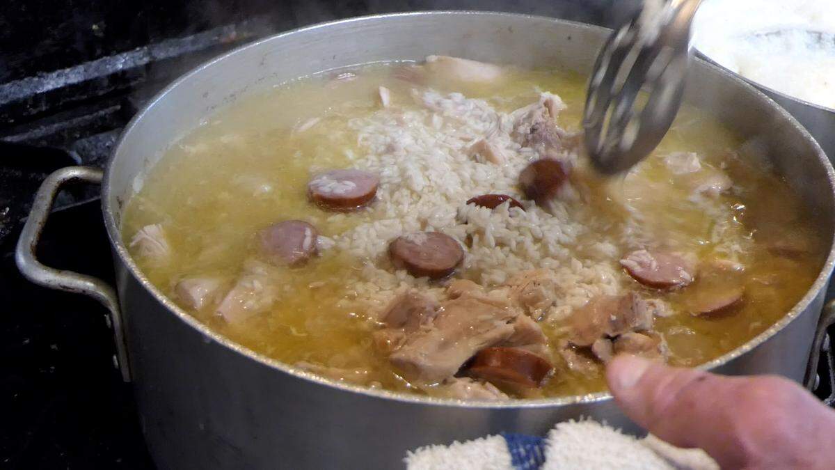 Larry Dickerson, co-owner of Donzelle’s Restaurant in Conway, S.C. cooks a pot chicken bog. January 25, 2023.