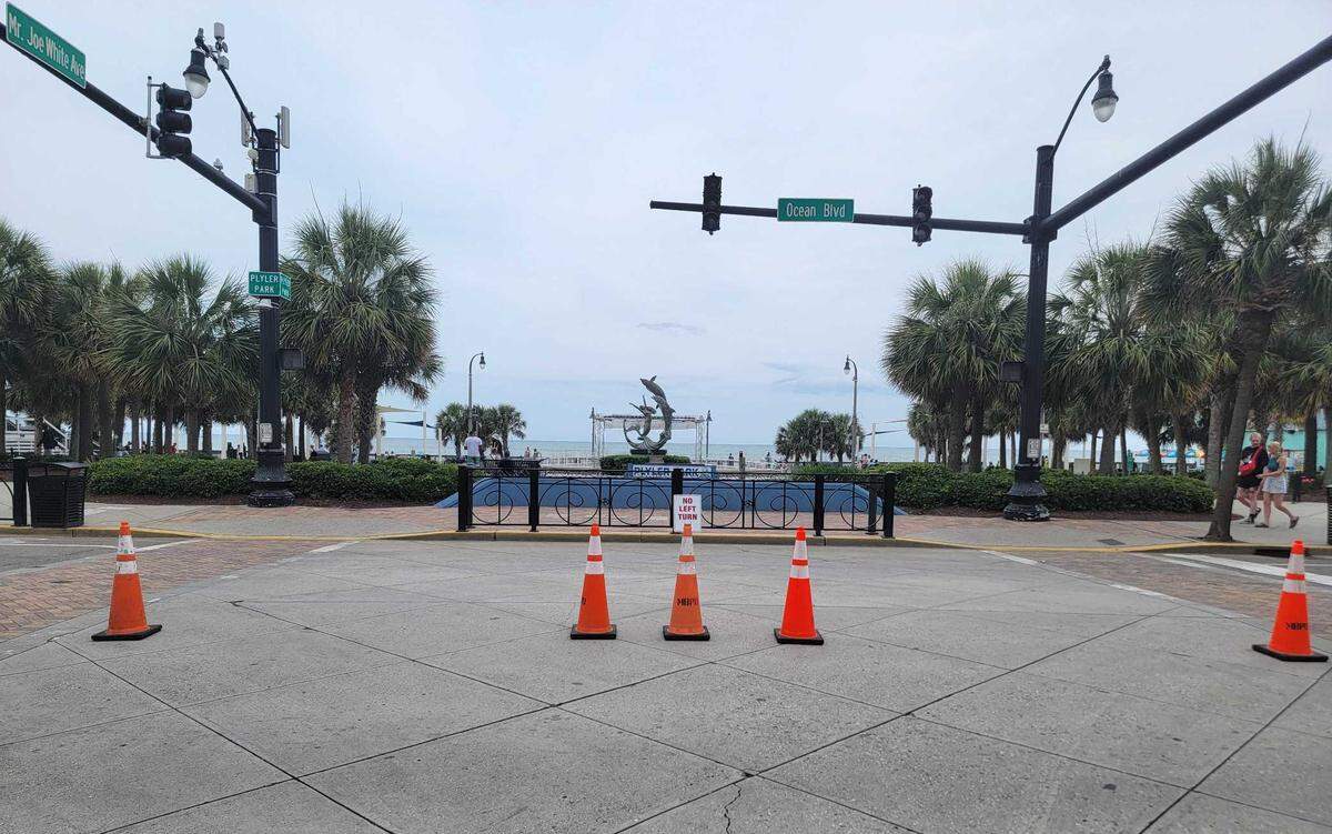 Streets intersecting the flushing zone on Ocean Boulevard featured “no left turn” signs on the evening of Friday, May 30.