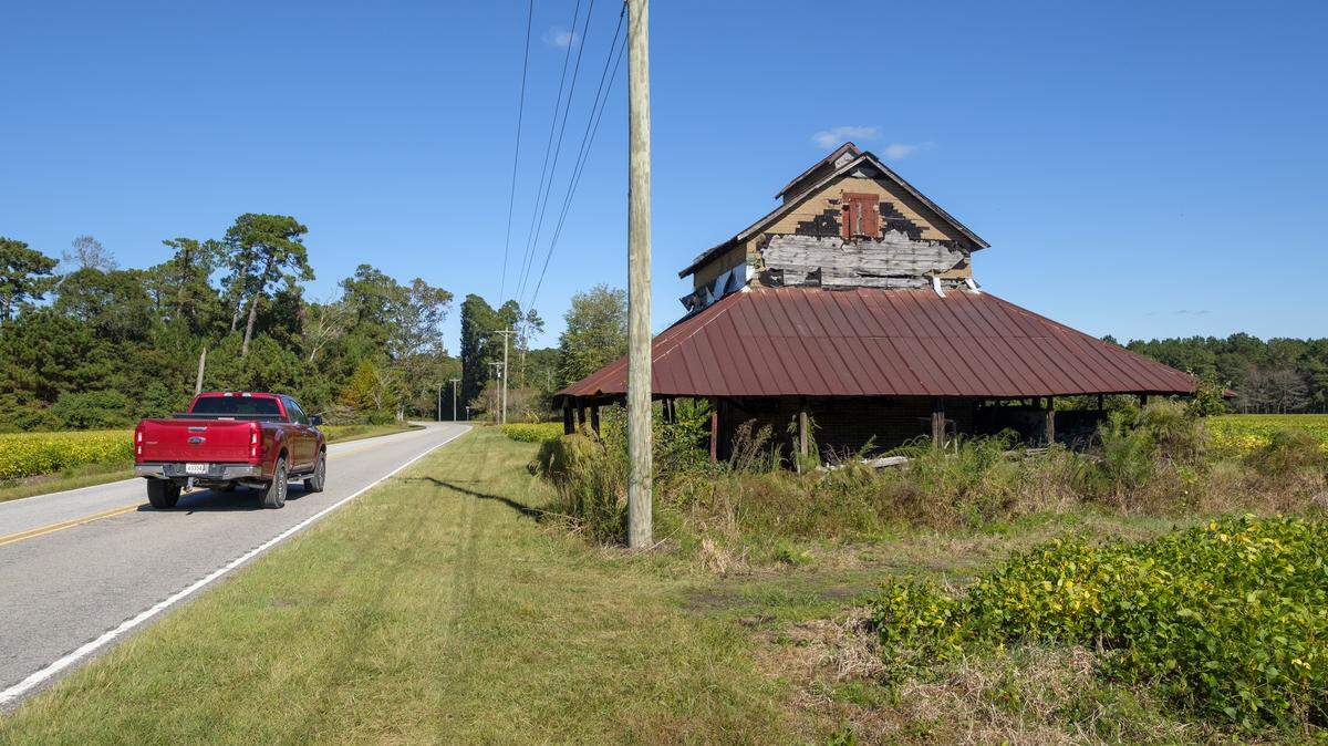 An old tobacco barn sits off the side of Highway 66 outside Loris, SC. A proposed resolution headed to Horry County Council states the desire to limit residential rezoning in areas that are served by volunteer-only fire stations or assigned 10 scores by the Insurance Services Office. Monday, Oct. 15, 2025.