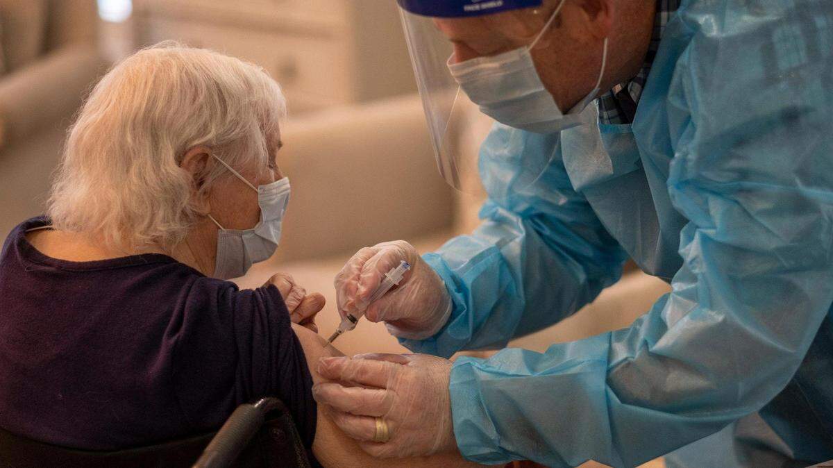 Audrey Lindner, 87, gets the COVID-19 vaccine from CVS pharmacist Ernest Broome. The Lakes at Litchfield was one of the first senior care facilities in South Carolina to receive the Moderna COVID-19 vaccine on Monday. December 28, 2020.