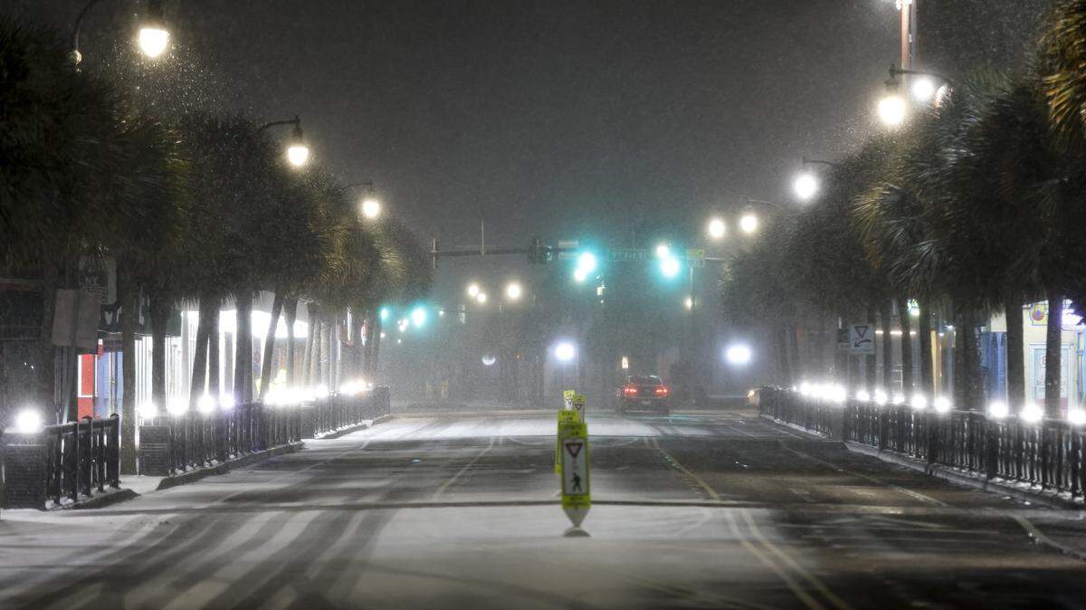 Snow began to fall about 6p.m. on the Myrtle Beach boardwalk. Forecaster have predicted that several inches will fall over night across the Grand Strand area. Jan. 31, 2026.