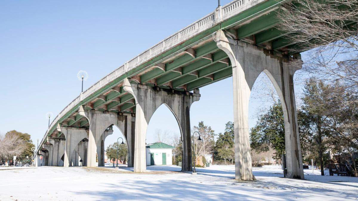 Conway bridge in snow. Much of Conway, SC was coated in about an inch of snow on Thursday. Jan. 4, 2018.