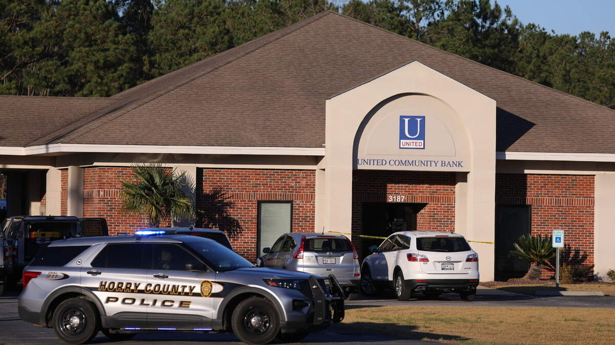 Horry County Police are investigating a robbery at United Community Bank near Little River Monday afternoon. Police have blocked off lanes of Highway 90 at Lees Landing while they search for a suspect.
