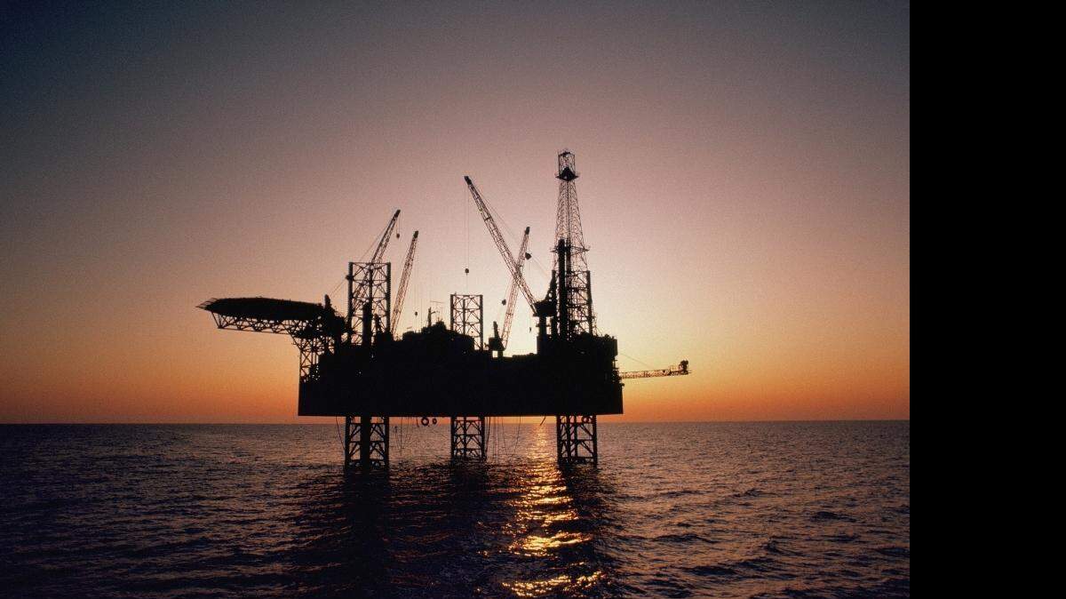 When Charleston’s City Council voted this week to oppose offshore drilling in South Carolina, the decision widened a fracture over U.S. energy policy between local government leaders and their counterparts at the federal and state levels.