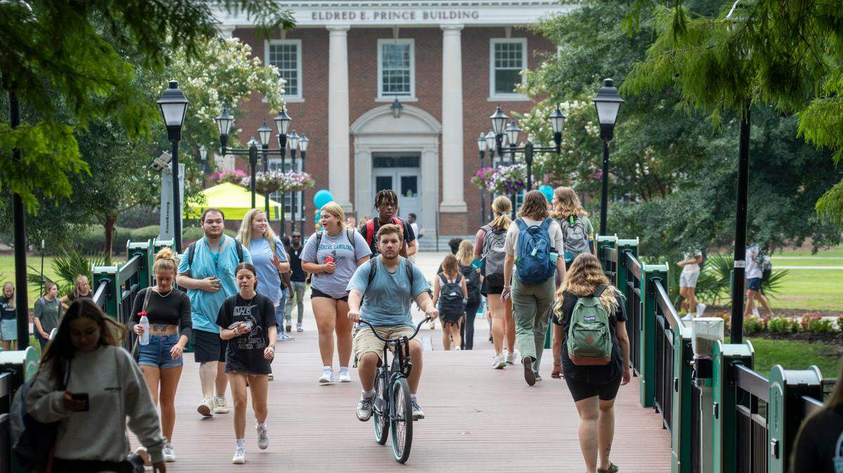 Students make their way between classes on the first day of the 2022 Fall semester at Coastal Carolina University on Wednesday.Aug. 24, 2022.