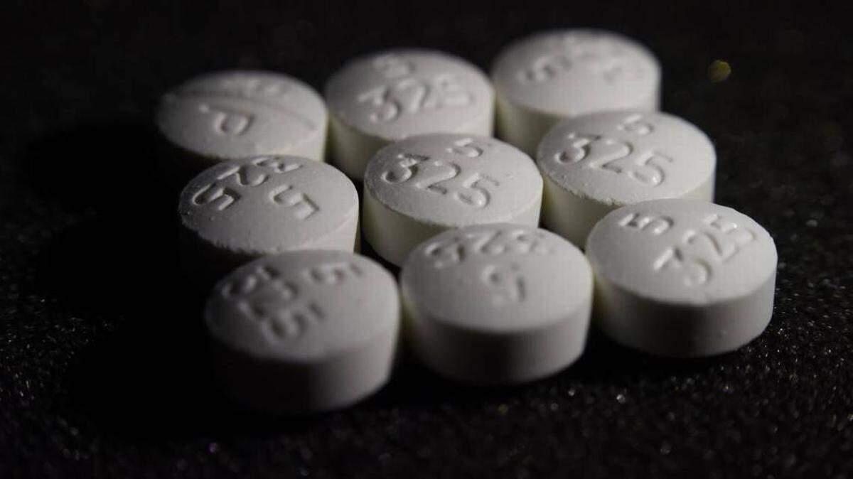 This photo shows an arrangement of pills of the opioid oxycodone-acetaminophen.