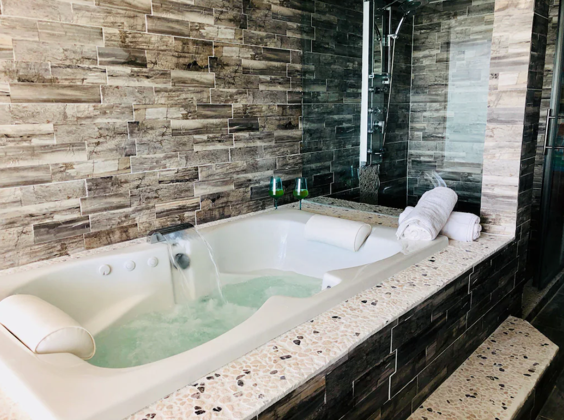 Bathtub in the Salt Therapy penthouse in Central Myrtle Beach. Screenshot of listing. January 5, 2022.