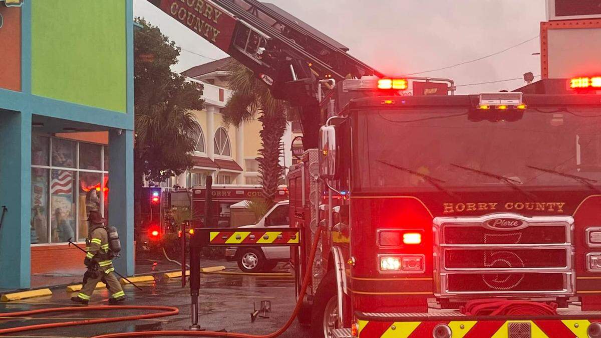 A beachwear shop at North Kings Highway and Lake Arrowhead Road caught fire Tuesday morning. The fire caused lanes of traffic to be blocked.