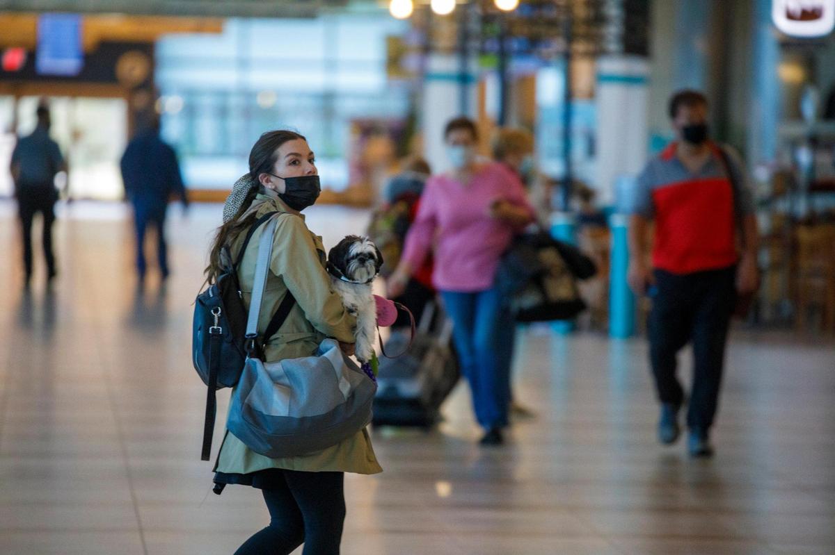 Travelers at Myrtle Beach International Airport terminal. TSN File. March 09, 2022.