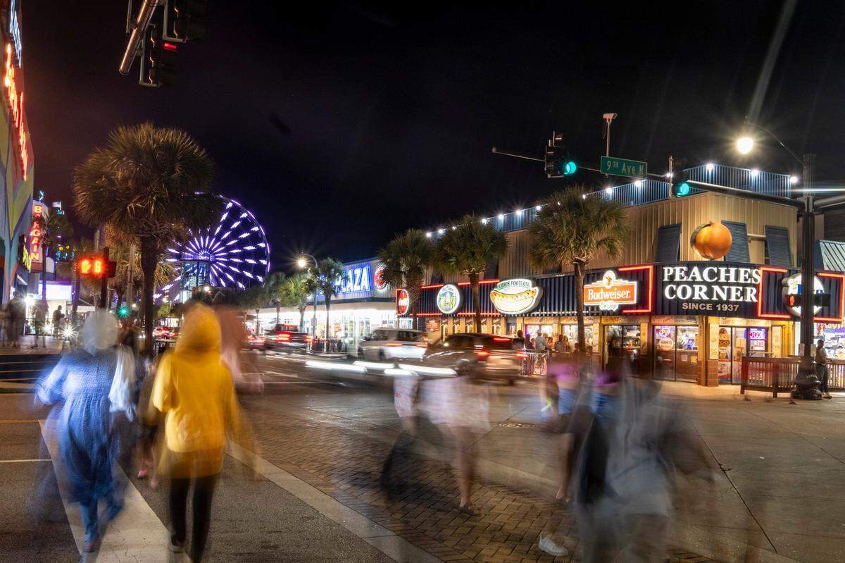 Tourists pass by Peaches Corner, one of Myrtle Beach’s landmark restaurants on Ocean Boulevard. A shooting that happened inside the restaurant on Friday, June 27, 2025, between an employee and another person left an 18-year-old dead.