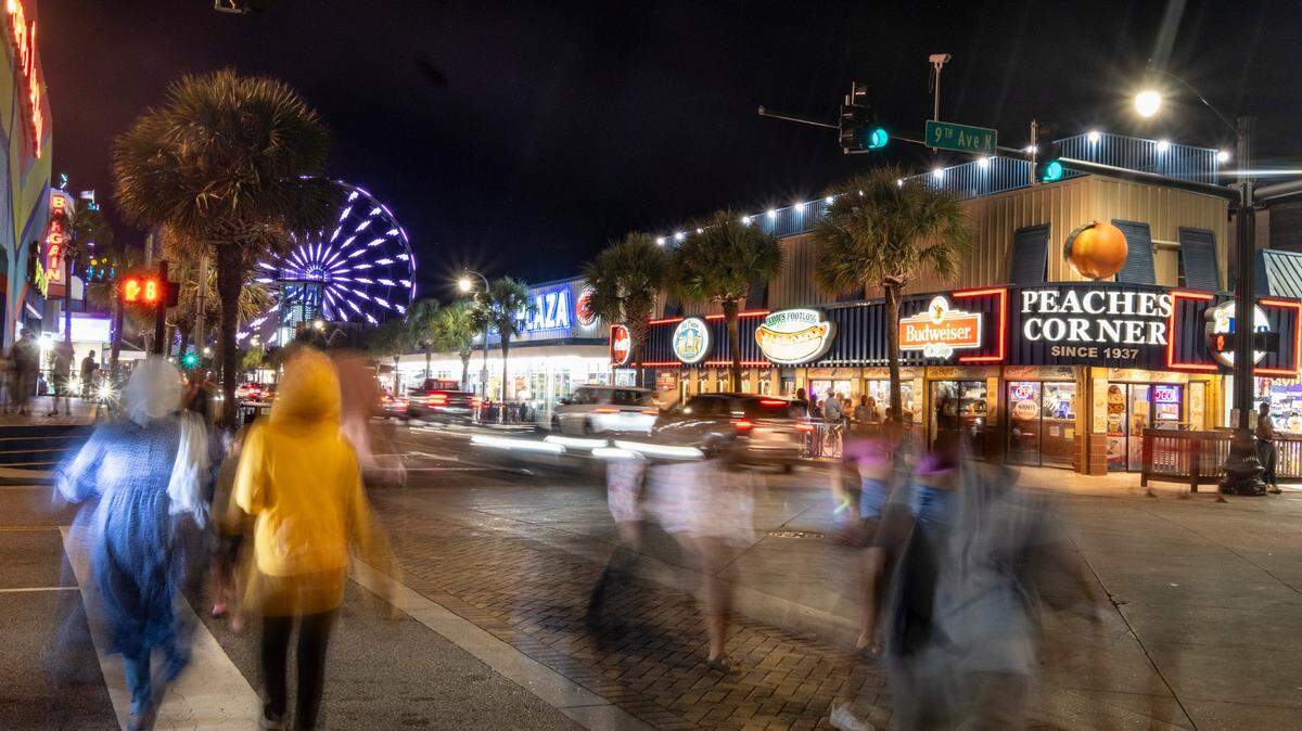 Tourists pass by Peaches Corner, one of Myrtle Beach’s landmark restaurants on Ocean Boulevard. A shooting that happened inside the restaurant on Friday, June 27, 2025, between an employee and another person has left one person dead.