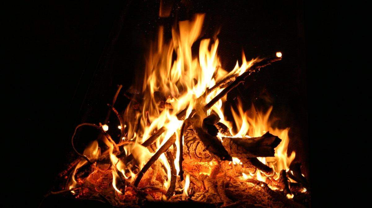 Here’s how you can stay warm on the beach this winter with a fire.