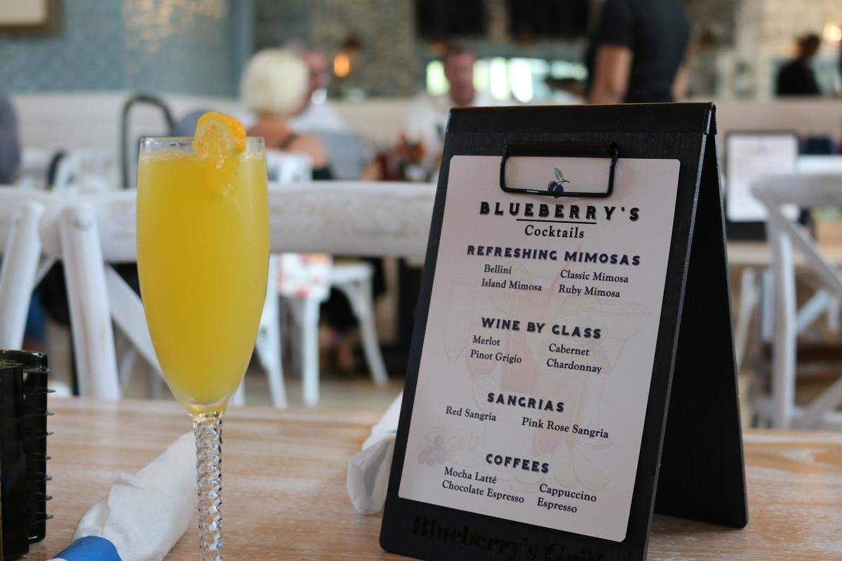 Blueberry’s Grill offers an assortment of cocktails, including mimosas and sangria.