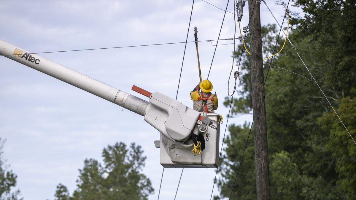 Over 2,000 people lost power Sunday afternoon in the Murrells Inlet area. Horry Electric Cooperative is working on getting power back on.