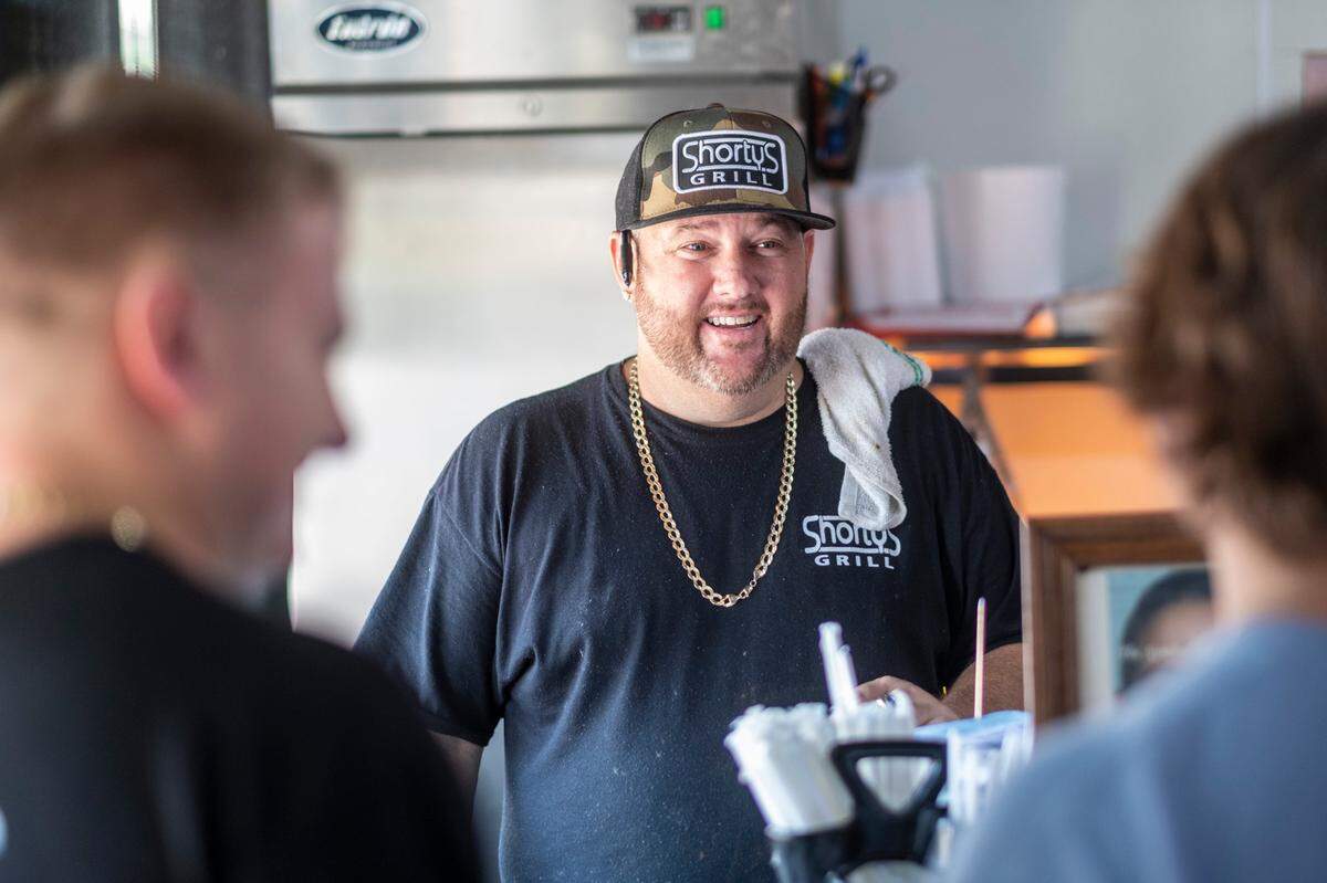 Nicholaus Conner jokes with customers at Shorty’s Grill. The Loris landmark restaurant has announced they will close 3p.m. every day for the indefinite future due to food costs and staffing shortages. June 23, 2022.