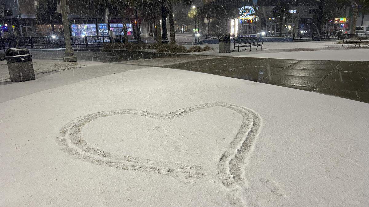 Snow began to fall about 6p.m. on the Myrtle Beach boardwalk. Forecaster have predicted that several inches will fall over night across the Grand Strand area. Jan. 31, 2026.