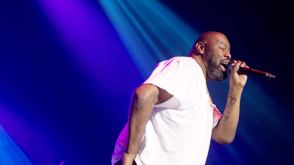 Biz Markie performs during I Love the 90s tour at the Salem Civic Center on Friday, Sept. 8, 2017.  (Heather Rousseau/The Roanoke Times via AP)