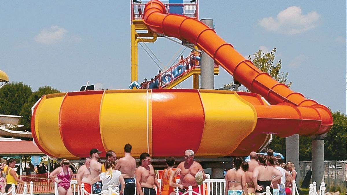 07/06/04 Bathers line up to ride the new water slide "Arooba Tooba" at Myrtle Waves Water Park in Myrtle Beach.  (CQ)TOM MURRAY