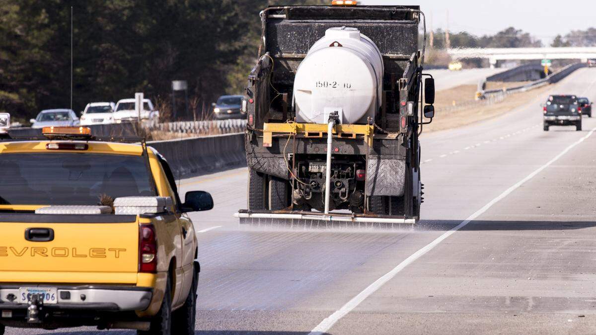 A South Carolina Department of Transportation truck spreads a salt brine on the bridges along S.C. 22. on Tuesday.
A winter storm watch will be in effect 6 a.m. Wednesday to 6 a.m. Thursday as a wintry mix is expected to blanket Horry, Georgetown counties, and surrounding areas. Jan. 2, 2018.
