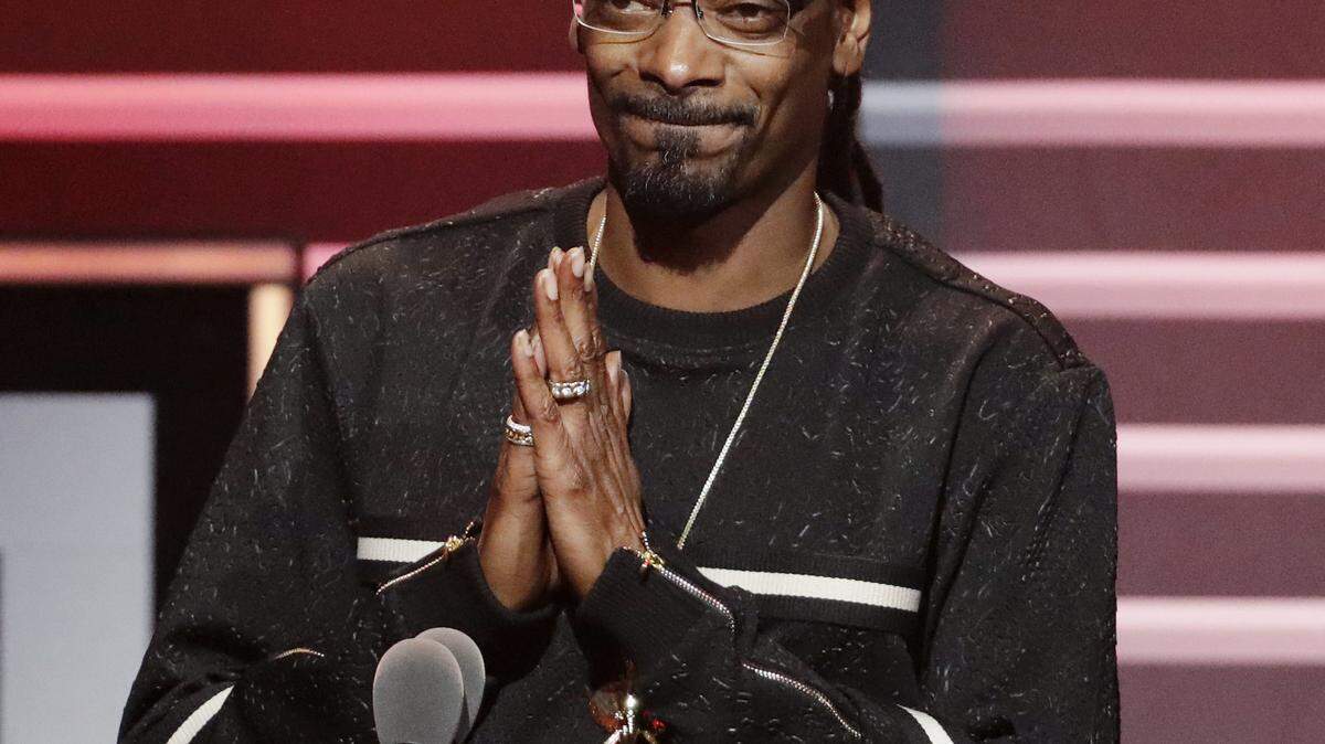 Snoop Dogg speaks while being honored with the "I Am Hip Hop" award at the BET Hip-Hop Awards in Atlanta, Saturday, Sept. 17, 2016. (AP Photo/David Goldman)