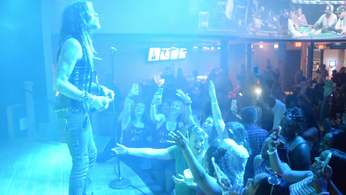 ‘Steven Tyler’ steals the show at Broadway Louie’s. People go wild